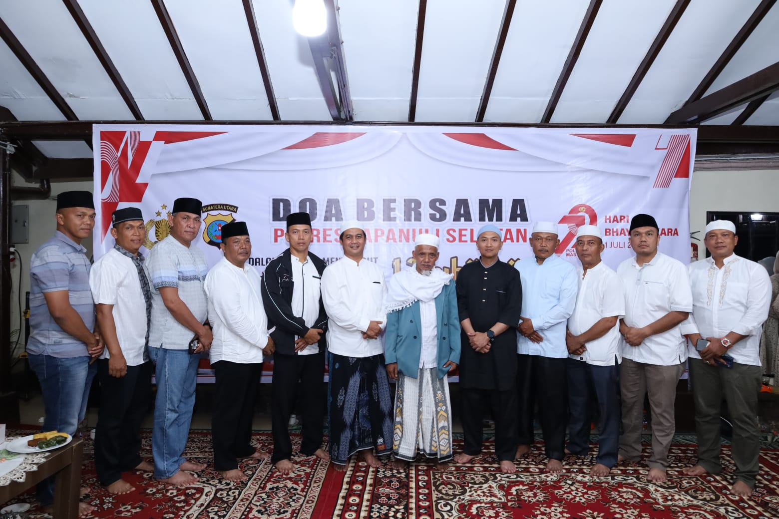 Kapolres Tapsel, AKBP Yasir Ahmadi, didampingi Waka Polres, Kompol Rapi Pinakri, dan para PJU berfoto bersama Ulama di sela doa bersama dalam rangka memperingati Tahun Baru Islam 1 Muharram 1447 Hijriah sekaligus menyambut HUT Bhayangkara ke-79