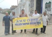 Bhabinkamtibmas Polsek SD Hole, Aipda Syahrial ES, saat menggelar program Jumat Curhat di Masjid Baiturahim, Kelurahan Sipagimbar
