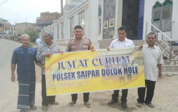 Bhabinkamtibmas Polsek SD Hole, Aipda Syahrial ES, saat menggelar program Jumat Curhat di Masjid Baiturahim, Kelurahan Sipagimbar