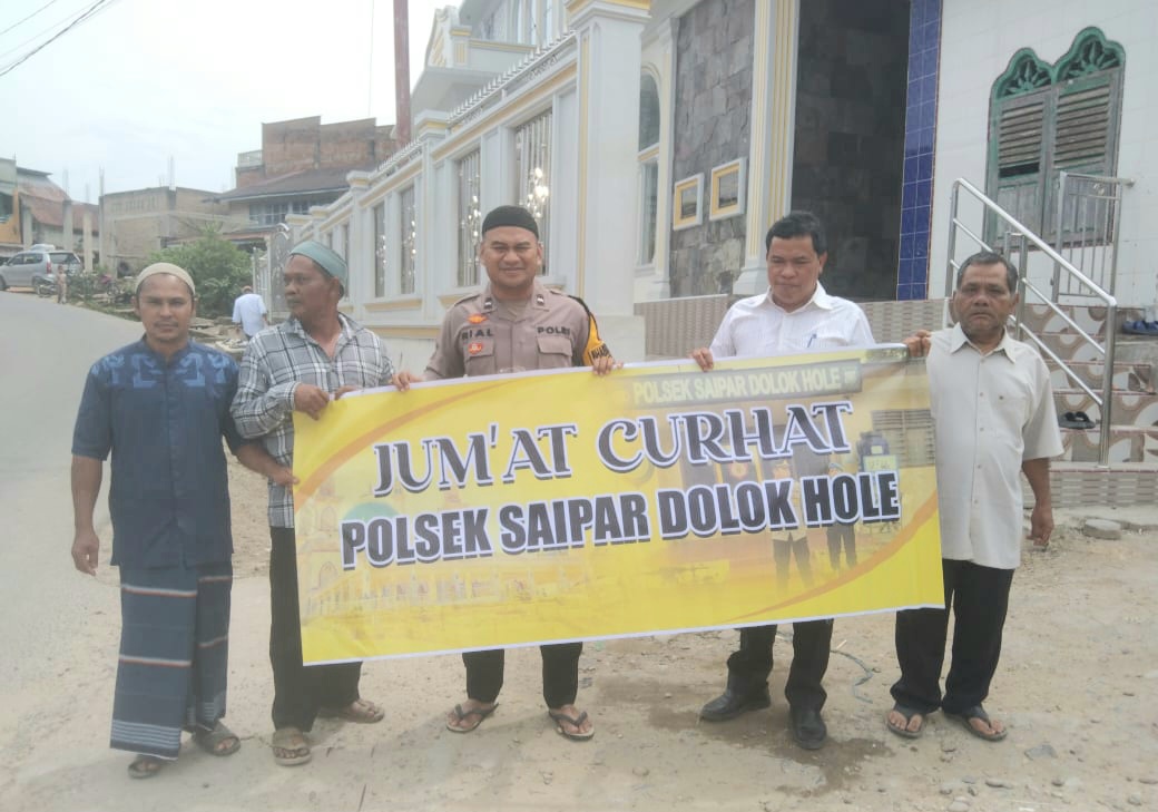 Bhabinkamtibmas Polsek SD Hole, Aipda Syahrial ES, saat menggelar program Jumat Curhat di Masjid Baiturahim, Kelurahan Sipagimbar