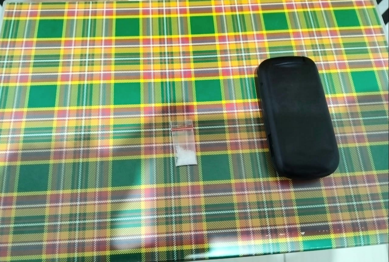 Berikut adalah barang bukti narkotika jenis sabu dan satu unit Handphone warna hitam yang berhasil disita dari seorang pria berinisial, ABH usai ditangkap Tim Opsnal Unit Reskrim Polsek Padang Bolak