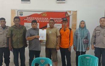 Kedua belah pihak warga yakni, Asrul Hagulingan Harahap dan Hermansyah Harahap, yang sebelumnya sempat terlibat perkelahian, akhirnya memilih berdamai usai dimediasi Bhabinkamtibmas Polsek Padang Bolak