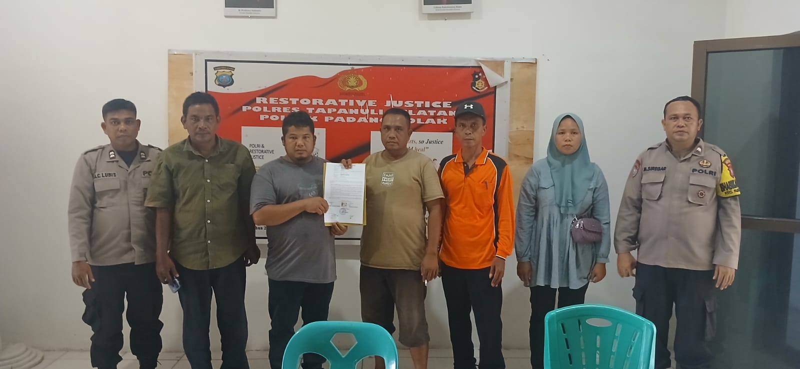 Kedua belah pihak warga yakni, Asrul Hagulingan Harahap dan Hermansyah Harahap, yang sebelumnya sempat terlibat perkelahian, akhirnya memilih berdamai usai dimediasi Bhabinkamtibmas Polsek Padang Bolak