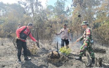 Personel Polsek Padang Bolak bersama Tim gabungan yang terdiri dari TNI, Manggala Agni, dan masyarakat sekitar saat berupaya memadamkan kobaran api yang membakar kawasan lahan di Desa Padang Bujur