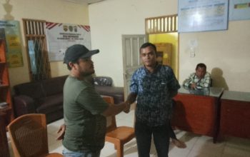 Kedua warga yang sebelumnya sempat berselisih soal sepeda motor, Toharuddin Tanjung dan Halim Daulay, akhirnya memilih jalur berdamai ditandai dengan bersalaman usai dimediasi Polsek Batang Angkola