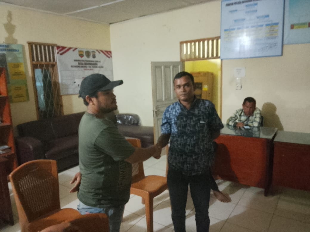 Kedua warga yang sebelumnya sempat berselisih soal sepeda motor, Toharuddin Tanjung dan Halim Daulay, akhirnya memilih jalur berdamai ditandai dengan bersalaman usai dimediasi Polsek Batang Angkola