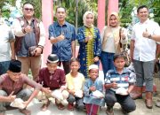 GM PT BSP Tbk Kisaran, Ahmad Nelson Samosir bersama Kepala Desa Banjar, Feby Anazmi, meresmikan sumur bor bantuan CSR