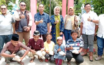 GM PT BSP Tbk Kisaran, Ahmad Nelson Samosir bersama Kepala Desa Banjar, Feby Anazmi, meresmikan sumur bor bantuan CSR