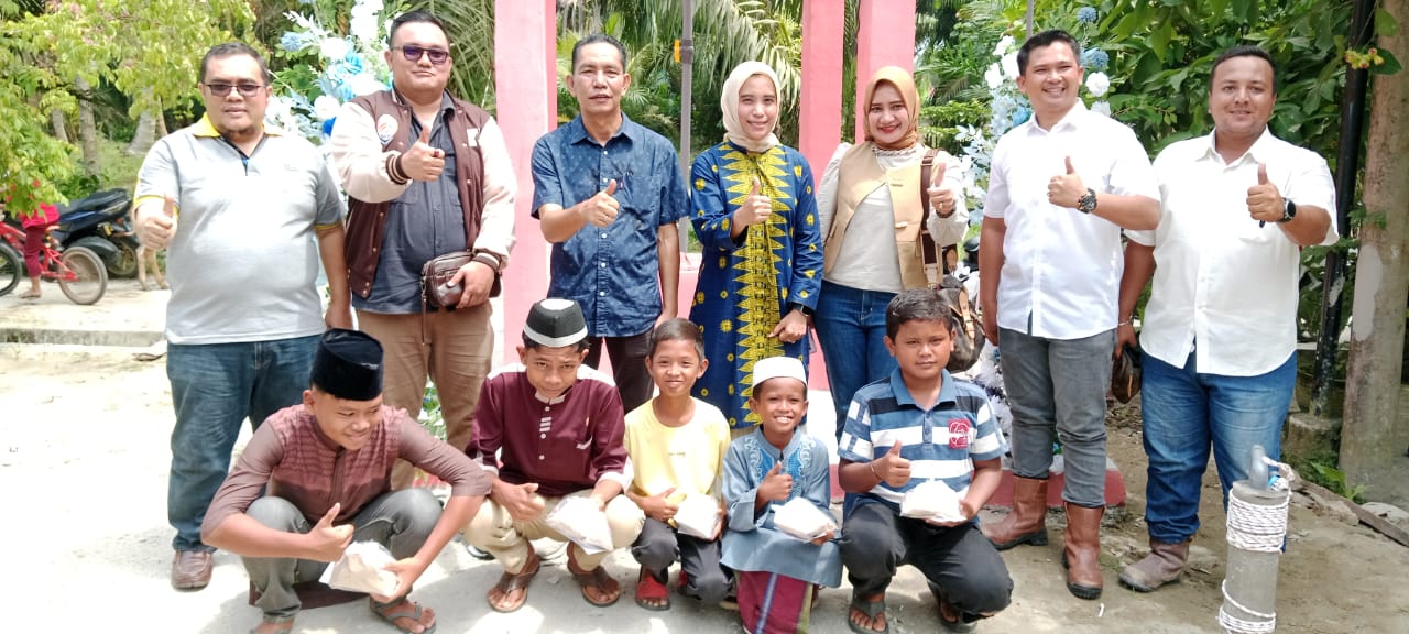 GM PT BSP Tbk Kisaran, Ahmad Nelson Samosir bersama Kepala Desa Banjar, Feby Anazmi, meresmikan sumur bor bantuan CSR