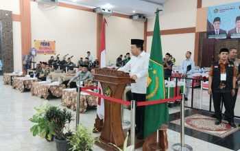 Wabup Tapsel, Jafar Syahbuddin Ritonga, memberi sambutan saat menyambut kepulangan jamaah haji asal Tapsel yang tergabung dalam Kloter 20