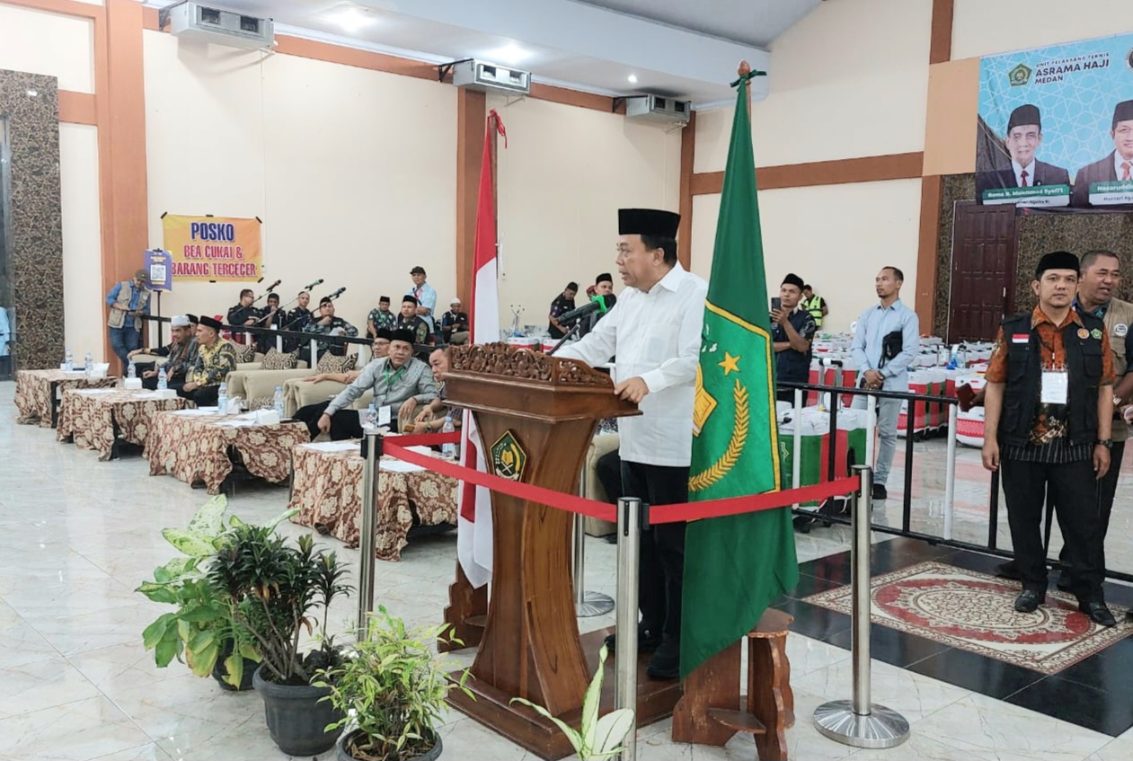 Wabup Tapsel, Jafar Syahbuddin Ritonga, memberi sambutan saat menyambut kepulangan jamaah haji asal Tapsel yang tergabung dalam Kloter 20