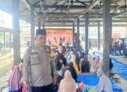 Personel Polsek Sipirok saat mengawal penyaluran zakat, infaq, dan dana sosial keagamaan lain di Arse