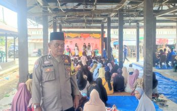 Personel Polsek Sipirok saat mengawal penyaluran zakat, infaq, dan dana sosial keagamaan lain di Arse