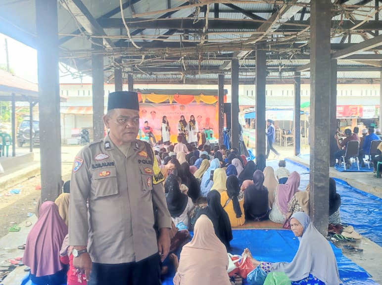 Personel Polsek Sipirok saat mengawal penyaluran zakat, infaq, dan dana sosial keagamaan lain di Arse