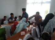 Personel Polsek SD Hole di sela pengawalan penyaluran zakat, infak, dan dana sosial keagamaan lainnya ke masyarakat