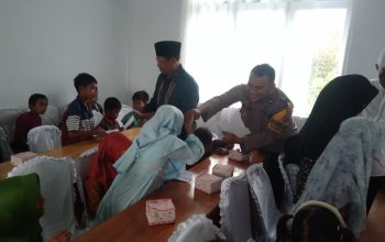 Personel Polsek SD Hole di sela pengawalan penyaluran zakat, infak, dan dana sosial keagamaan lainnya ke masyarakat