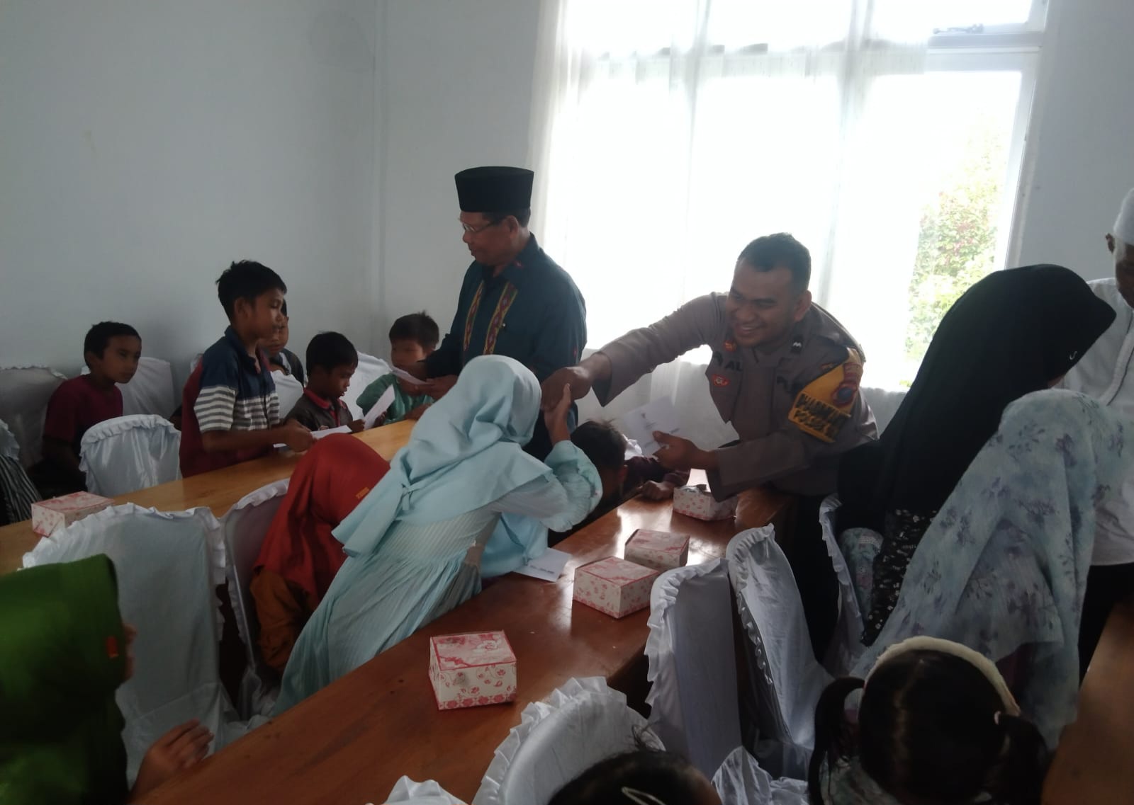 Personel Polsek SD Hole di sela pengawalan penyaluran zakat, infak, dan dana sosial keagamaan lainnya ke masyarakat