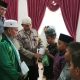 Personel Polsek Batang Toru saat memberi santunan ke anak yatim dalam momen Idul Yatama