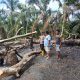 Personel Polsek Padang Bolak bersama Manggala Agni dan masyarakat saat mengecek lokasi lahan yang terbakar