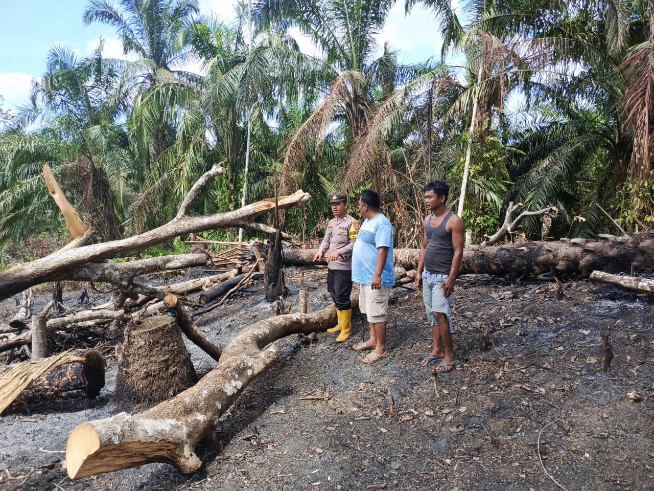 Personel Polsek Padang Bolak bersama Manggala Agni dan masyarakat saat mengecek lokasi lahan yang terbakar