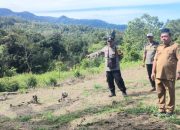 Personel Polsek Batang Toru, Aiptu Sayaman Siregar, saat meninjau lahan kosong milik Pemkab Tapanuli Selatan untuk ditanami jagung dalam rangka mendukung program Ketapang