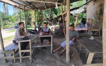 Bhabinkamtibmas Polsek Dolok, Bripka Sigit Dalimunthe, saat sambang dan tatap muka dengan warga binaan