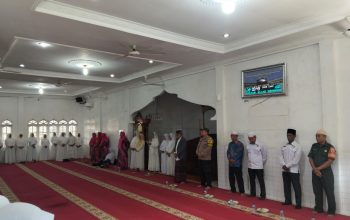 Bhabinkamtibmas Polsek Padang Bolak, Aipda Martua Siregar, saat menghadiri Pengajian BKMT