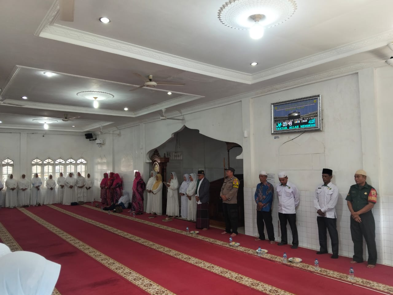Bhabinkamtibmas Polsek Padang Bolak, Aipda Martua Siregar, saat menghadiri Pengajian BKMT