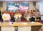 Kapolres Padangsidimpuan, AKBP Wira Prayatna, didampingi Kasi Humas Polres Padangsidimpuan AKP Kenborn Sinaga, Kasi Propam AKP Bottor Lumbantobing, dan Kasat Resnarkoba Iptu Junaidi Pardede, menampilkan barang bukti hasil tangkapan narkotika selama Operasi Antik 2025