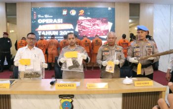 Kapolres Padangsidimpuan, AKBP Wira Prayatna, didampingi Kasi Humas Polres Padangsidimpuan AKP Kenborn Sinaga, Kasi Propam AKP Bottor Lumbantobing, dan Kasat Resnarkoba Iptu Junaidi Pardede, menampilkan barang bukti hasil tangkapan narkotika selama Operasi Antik 2025