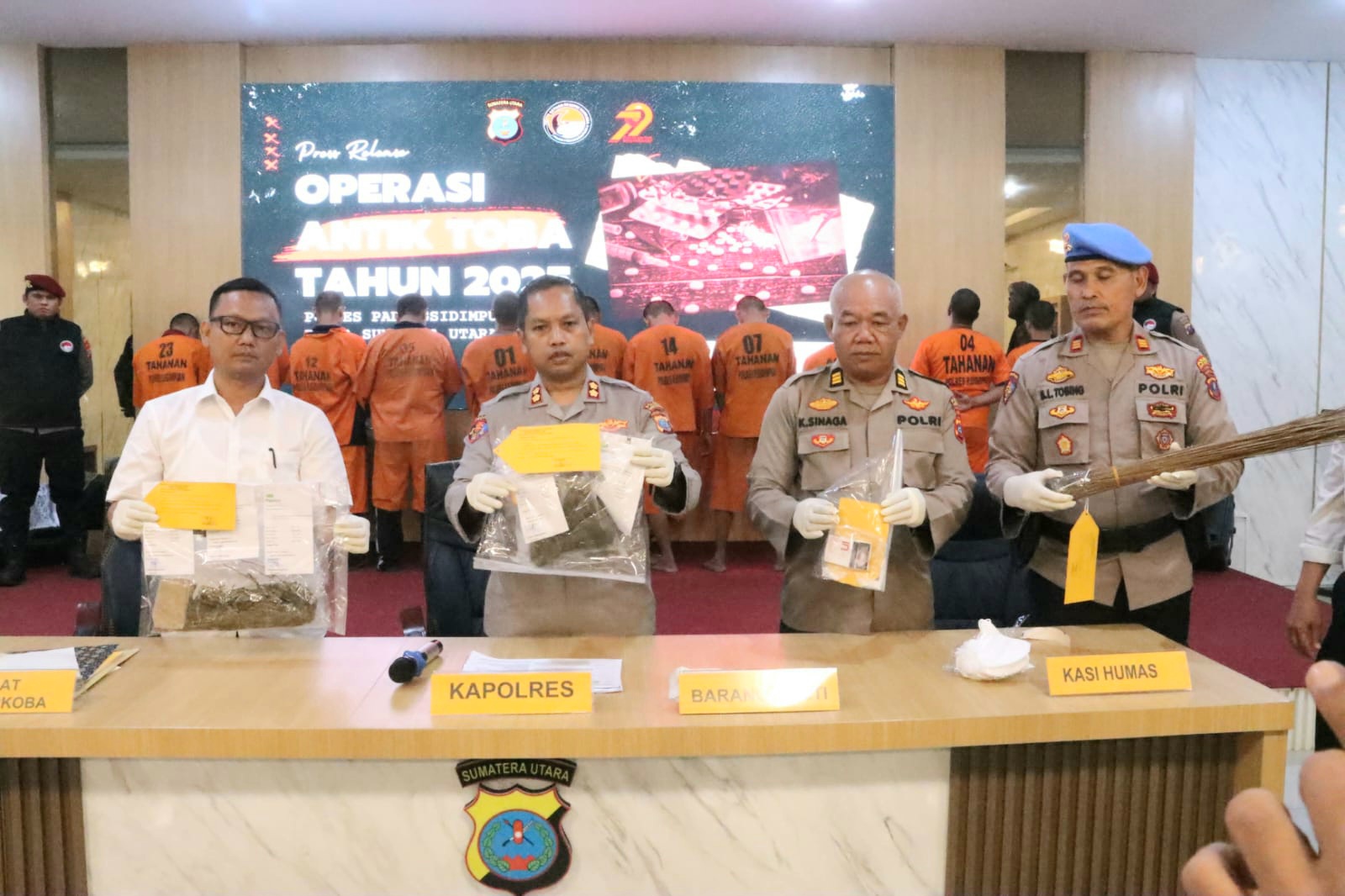 Kapolres Padangsidimpuan, AKBP Wira Prayatna, didampingi Kasi Humas Polres Padangsidimpuan AKP Kenborn Sinaga, Kasi Propam AKP Bottor Lumbantobing, dan Kasat Resnarkoba Iptu Junaidi Pardede, menampilkan barang bukti hasil tangkapan narkotika selama Operasi Antik 2025