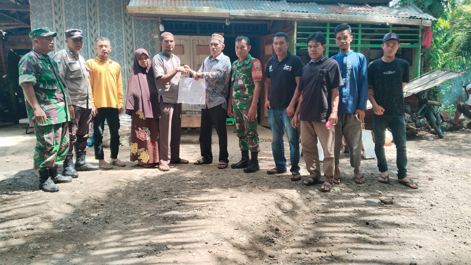 Kedua belah pihak, Ali Asran Harahap dan Irwansyah Lubis, yang sebelumnya sempat berselisih akibat sengketa tanah akhirnya memilih jalur berdamai usai dimediasi Bhabinkamtibmas Aiptu Anwar Sadat Harahap, serta perangkat Kelurahan lainnya
