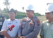 Waka Polres Batu Bara, Kompol Imam Alriyuddin, dan jajaran PT BSP Tbk Kisaran saat diwawancarai di sela penanaman jagung serentak dalam rangka mendukung program ketahanan pangan Nasional