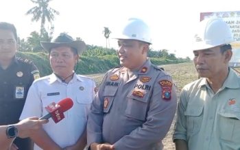Waka Polres Batu Bara, Kompol Imam Alriyuddin, dan jajaran PT BSP Tbk Kisaran saat diwawancarai di sela penanaman jagung serentak dalam rangka mendukung program ketahanan pangan Nasional