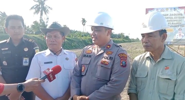 Waka Polres Batu Bara, Kompol Imam Alriyuddin, dan jajaran PT BSP Tbk Kisaran saat diwawancarai di sela penanaman jagung serentak dalam rangka mendukung program ketahanan pangan Nasional