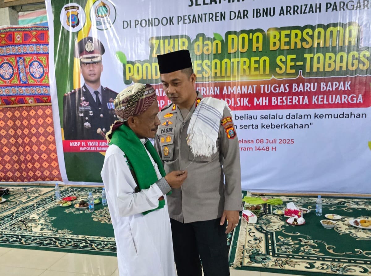 Ulama dan Pimpinan Pondok Pesantren mendoakan AKBP Yasir Ahmadi, yang akan mengemban amanah baru di jajaran Polda Sumut di sela kegiatan zikir serta doa bersama
