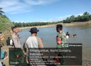 Personel Polsubsektor Simangambat saat melakukan cek lokasi tiga orang hanyut terseret arus Sungai Barumun