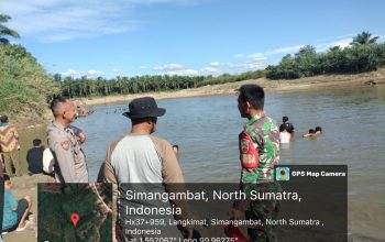 Personel Polsubsektor Simangambat saat melakukan cek lokasi tiga orang hanyut terseret arus Sungai Barumun