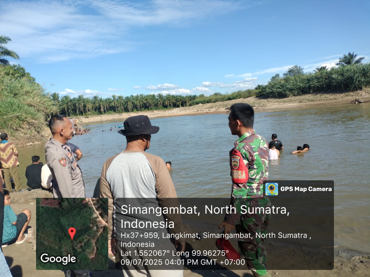 Personel Polsubsektor Simangambat saat melakukan cek lokasi tiga orang hanyut terseret arus Sungai Barumun