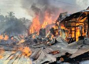 Suasana saat 'si jago merah' mengamuk dan melahap 4 Kios semi permanen dan satu unit rumah warga di kawasan padat penduduk Jalan Merdeka, Kelurahan Timbangan