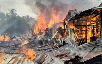Suasana saat 'si jago merah' mengamuk dan melahap 4 Kios semi permanen dan satu unit rumah warga di kawasan padat penduduk Jalan Merdeka, Kelurahan Timbangan