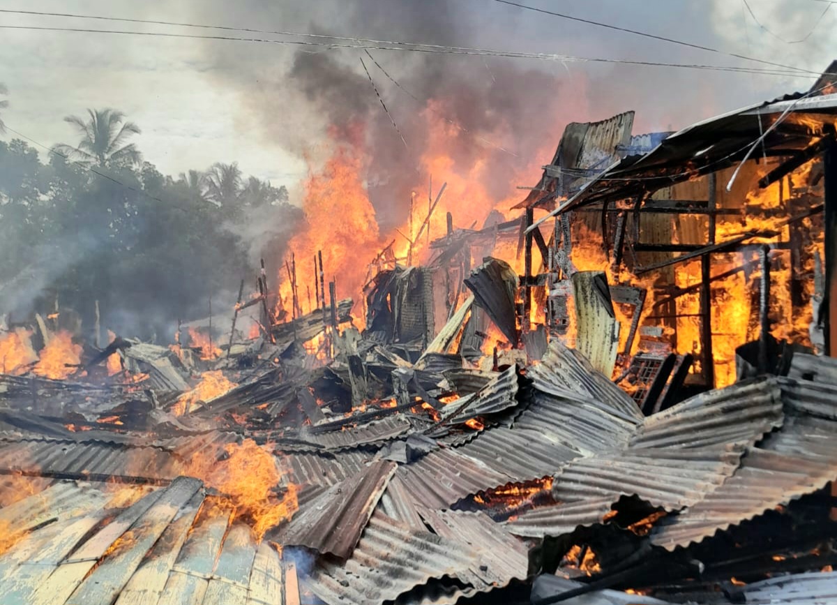 Suasana saat 'si jago merah' mengamuk dan melahap 4 Kios semi permanen dan satu unit rumah warga di kawasan padat penduduk Jalan Merdeka, Kelurahan Timbangan
