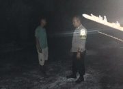Personel Polsek Padang Bolak bersama warga saat melakukan pengecekan titik api yang terdeteksi melalui Aplikasi Lancang Kuning di wilayah Simpang Barumun Cekdam, Desa Sipaho