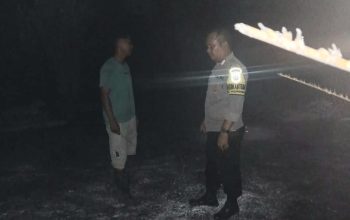 Personel Polsek Padang Bolak bersama warga saat melakukan pengecekan titik api yang terdeteksi melalui Aplikasi Lancang Kuning di wilayah Simpang Barumun Cekdam, Desa Sipaho