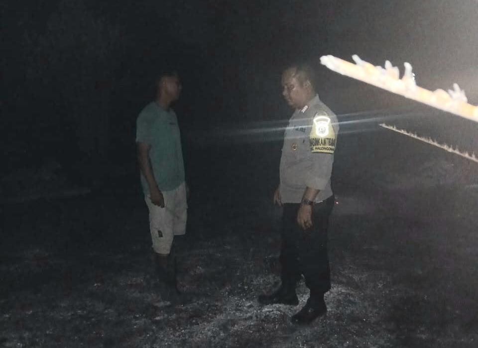 Personel Polsek Padang Bolak bersama warga saat melakukan pengecekan titik api yang terdeteksi melalui Aplikasi Lancang Kuning di wilayah Simpang Barumun Cekdam, Desa Sipaho