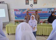 Kapolsek Batang Angkola, AKP R Triharjanto, bersama Kanit Binmas, Aiptu Edi Susena, saat memberi materi terkait perundungan dan bahaya narkotika ke para siswa