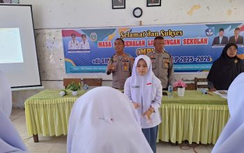 Kapolsek Batang Angkola, AKP R Triharjanto, bersama Kanit Binmas, Aiptu Edi Susena, saat memberi materi terkait perundungan dan bahaya narkotika ke para siswa