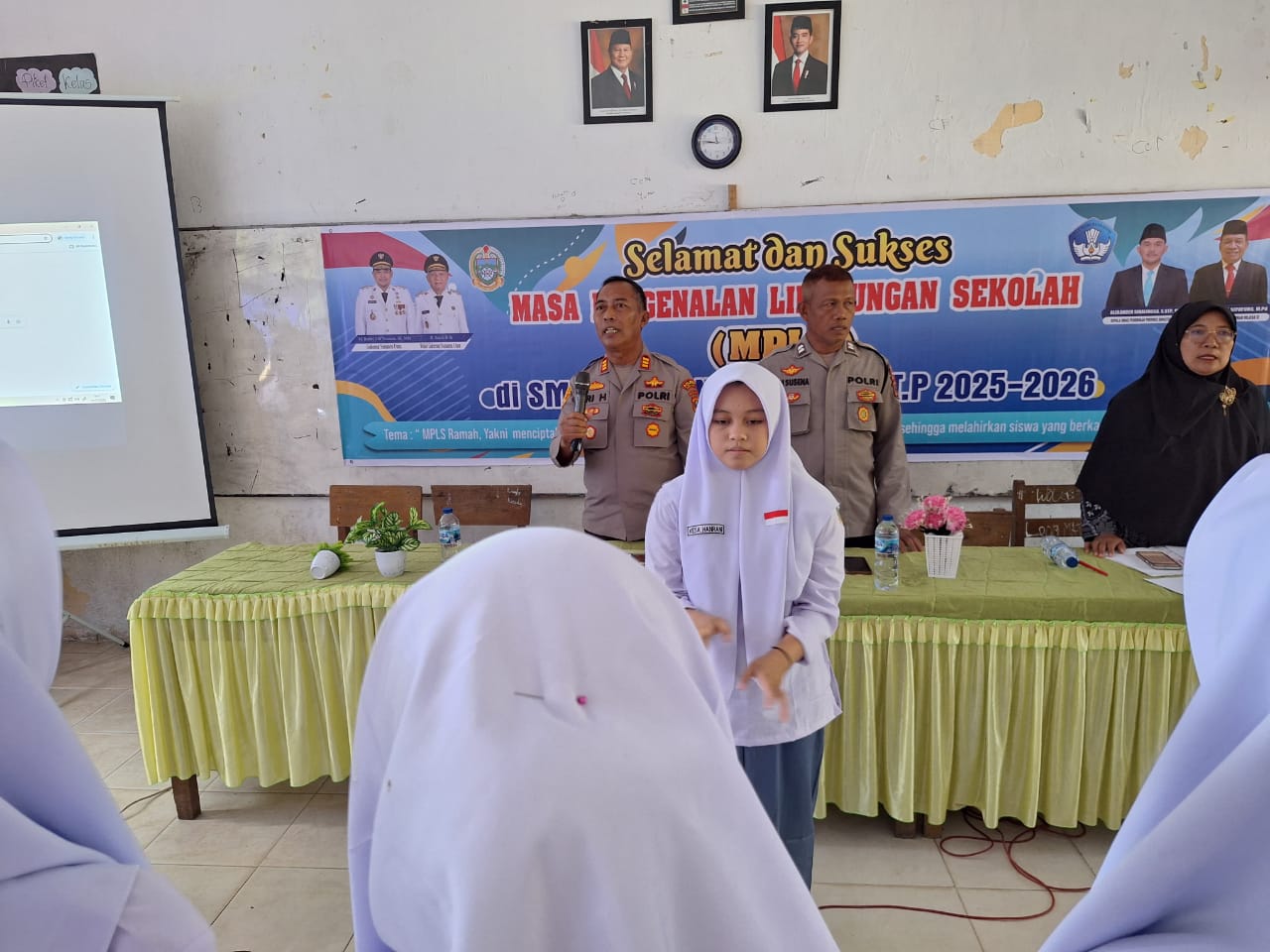 Kapolsek Batang Angkola, AKP R Triharjanto, bersama Kanit Binmas, Aiptu Edi Susena, saat memberi materi terkait perundungan dan bahaya narkotika ke para siswa