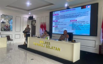 Waka Polres Tapsel, Kompol Rapi Pinakri, saat memimpin Lat Pra Ops Patuh Toba 2025