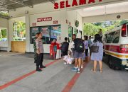 Personel Polsek Batang Angkola melakukan pengamanan bagi masyarakat yang menikmati waktu libur akhir pekan di objek wisata Aek Sijorni